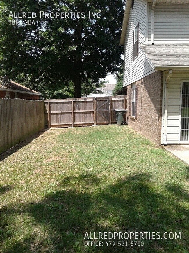 Foto del edificio - 822 N Daisy Ln