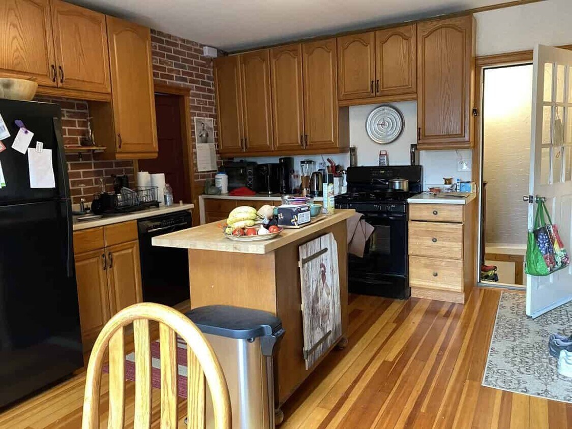 85 Briggs St Unit 2, Easthampton, MA 01027 Apartments in Easthampton