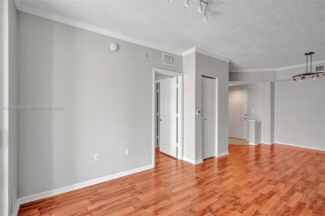 Foto del edificio - 17150 N Bay Rd