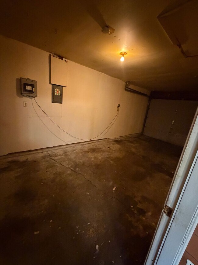 Foto del edificio - Large 3 bedroom 1 bath