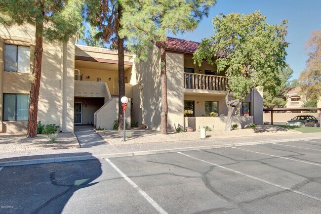 Foto del edificio - 8649 E Royal Palm Rd