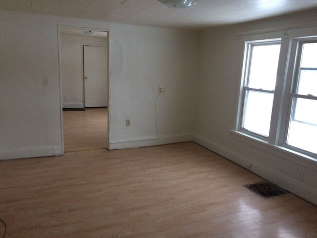 Building Photo - 2 br, 1 bath House - 365 N. Cooper St.