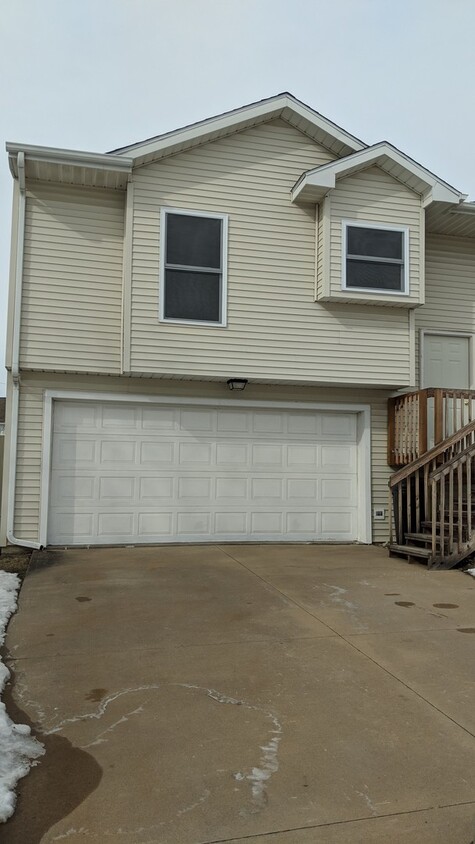 Foto principal - 3-bedroom, 2-bath end-unit townhome in Cor...