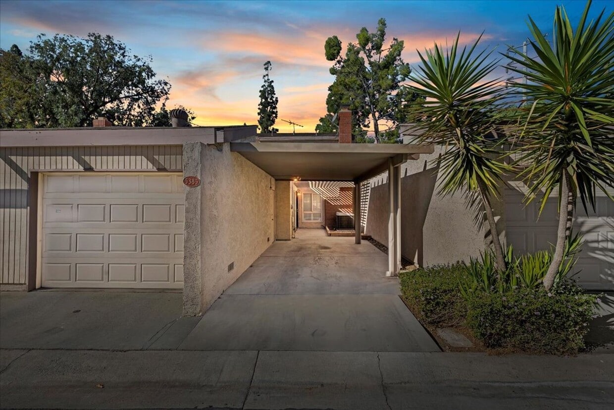 Foto principal - SPACIOUS 3BR/2BA Condo in Canyon Crest Nea...