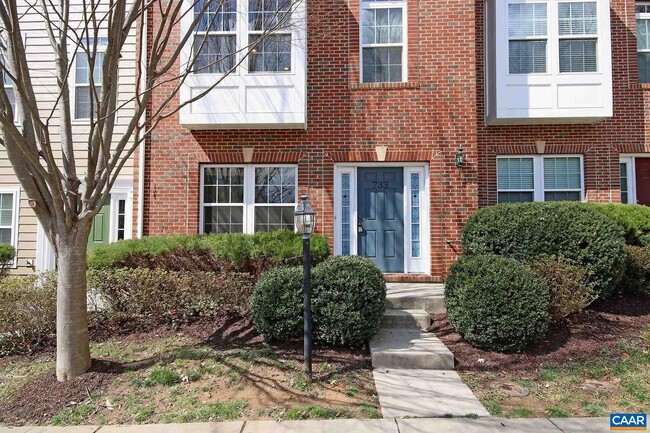 Foto del edificio - 733 Rainier Rd