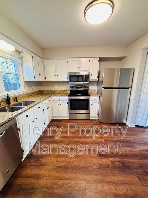 Building Photo - 903 Hampshire Ct