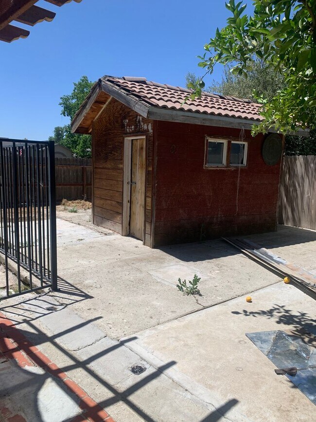 Building Photo - 4 Bedroom 2 Bath available Now