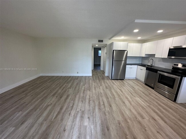 Foto del edificio - 615 NE 26th St