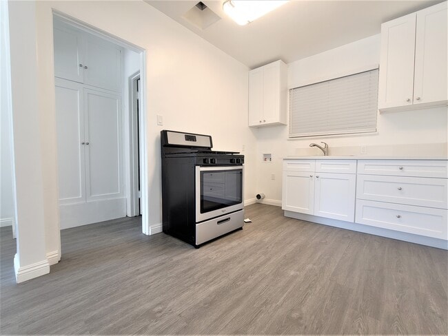 Building Photo - 2437 Centinela Ave