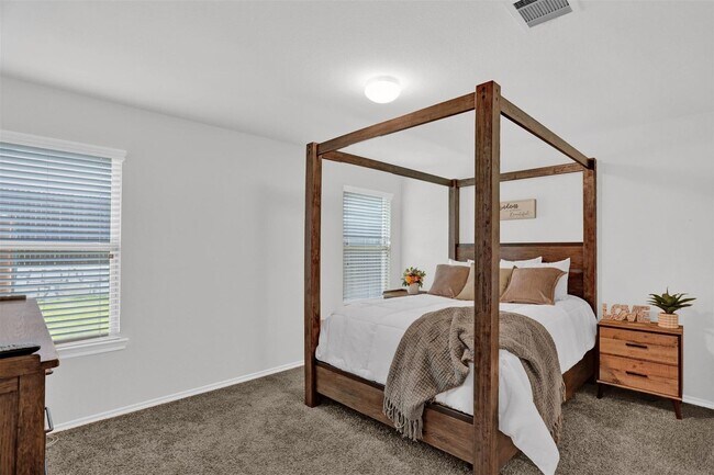 Building Photo - 4 bedroom, 2 baths and a 2-car garage Livi...