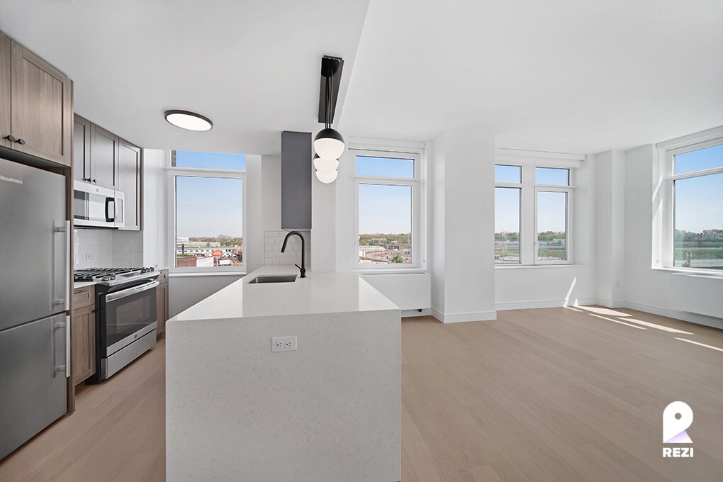 Foto principal - 36-20 Steinway St