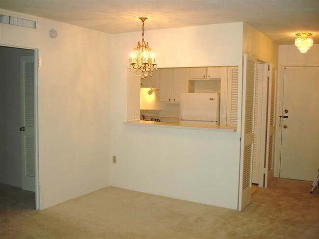 Building Photo - 2121 Nicholasville Rd