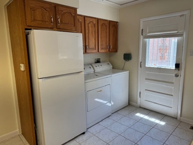 Building Photo - ALL PROSPECTIVE TENANTS MUST SUBMIT A $58 ...