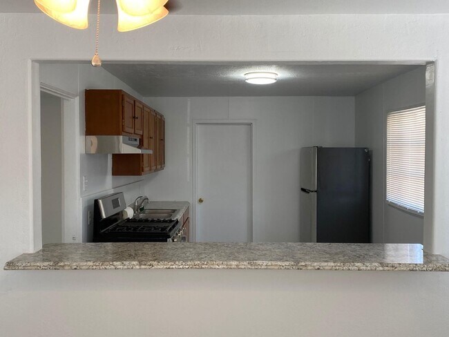 Building Photo - Cute Lower Valley Home!