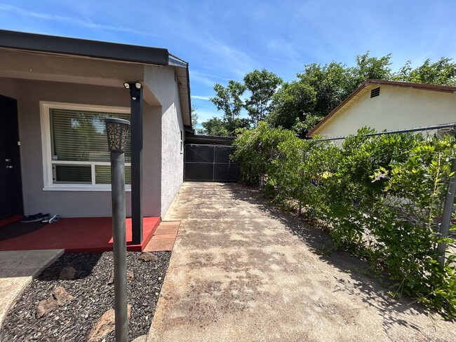 Building Photo - Charming 2-bedroom, 1-bath home in Redding, CA
