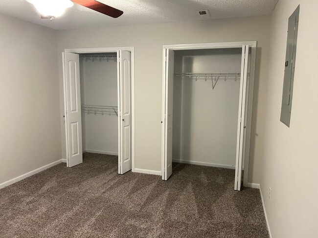 Foto del edificio - 3 Bed 2 Car Duplex in Grain Valley (New Flooring, Carpet, and Paint)