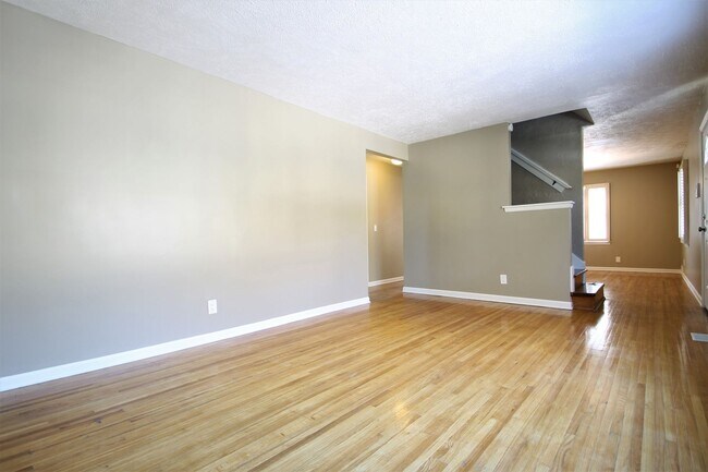 Building Photo - Inviting and Spacious 3 Bedroom / 3 Bathro...