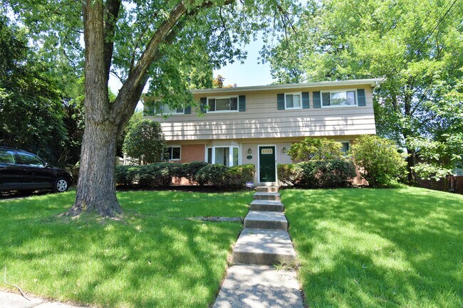 Building Photo - Fantastic 4 bedroom, 2 full bath, 2 half bath home in Close in Silver Spring!