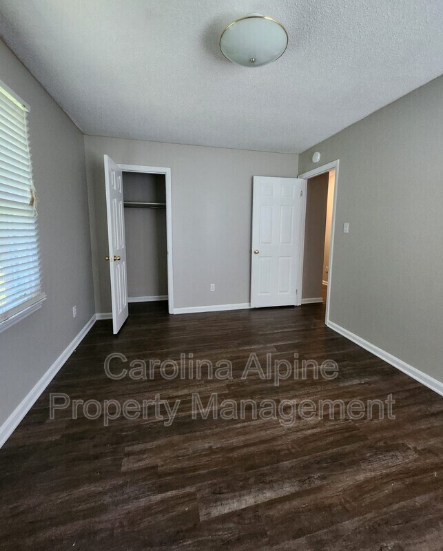 Building Photo - 1521 Rolling Meadow Ln