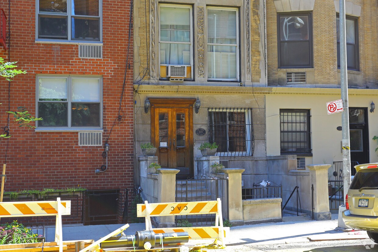 Building Photo - 223 W 70th St