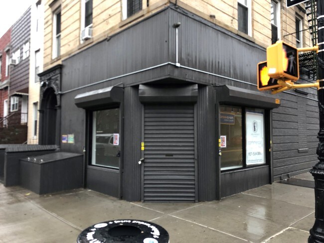 Building Photo - 566 Leonard St