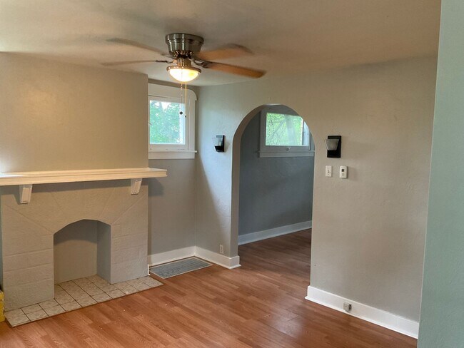 Foto del edificio - Charming, Character-Filled 2 Bedroom in Brentwood – Freshly Updated & Move-In Ready