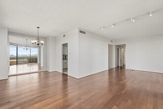 Building Photo - 14 Greenway Plz