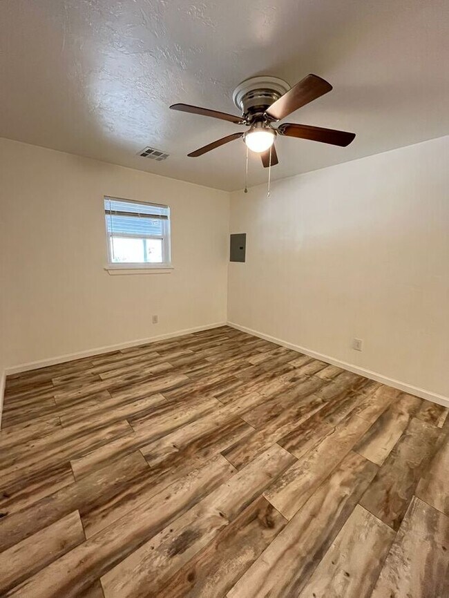 Building Photo - Large 1 Bed 1 Bath Apt in Aurora Add NW OKC