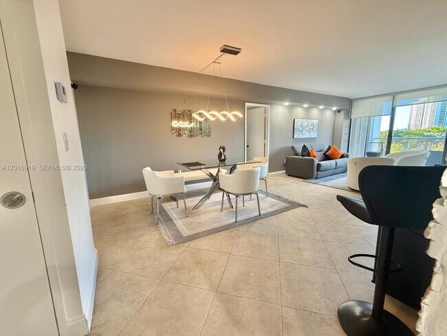 Building Photo - 3701 N Country Club Dr