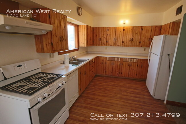 Building Photo - Large country home