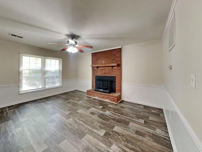 Building Photo - 1/2 Off Rent for this 4 bedroom home!