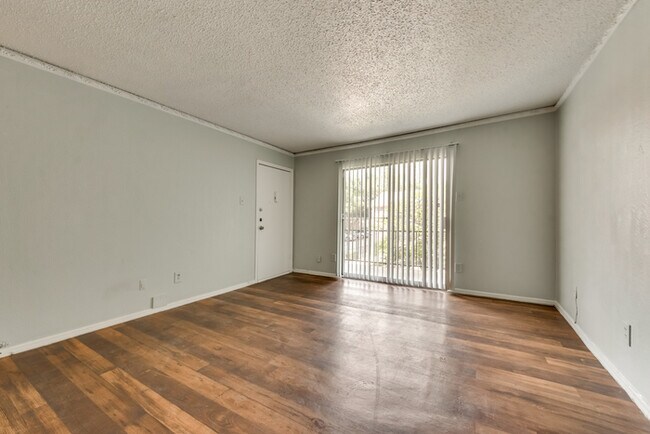 Building Photo - Pool side view 1 bedroom apartment in Dallas