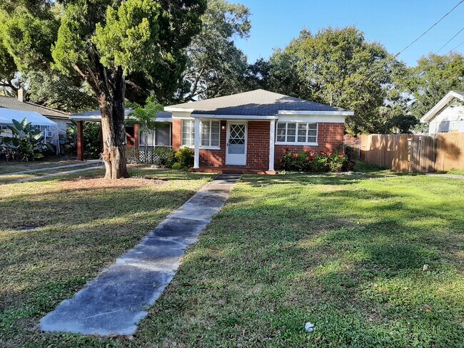 Building Photo - 804 N Gomez Ave