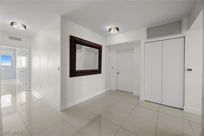 Building Photo - 3000 Oasis Grand Blvd