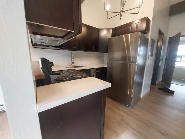 Foto del edificio - North Seattle 1BR with Private Balcony, Natural Light, and Modern Flooring
