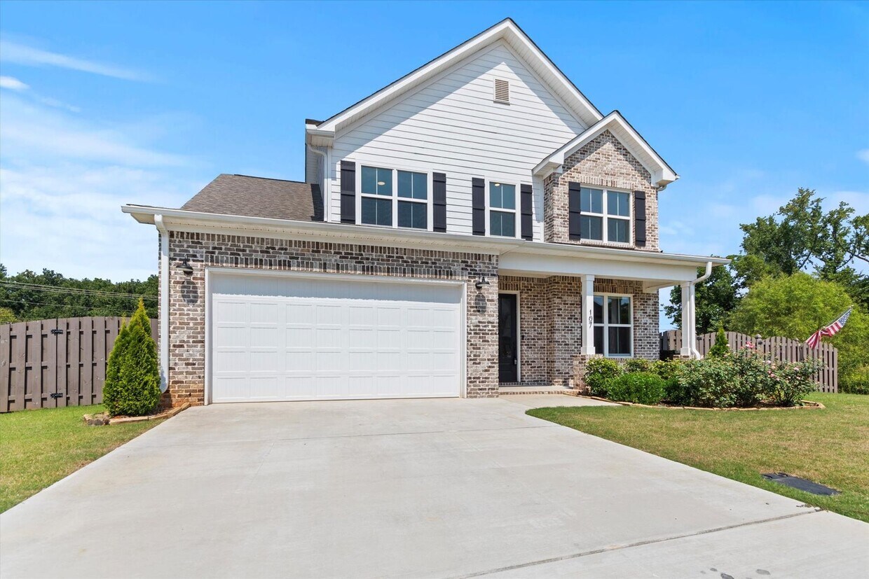 Foto principal - Charming and Spacious 4-Bedroom Home with Bonus Room and Private Backyard