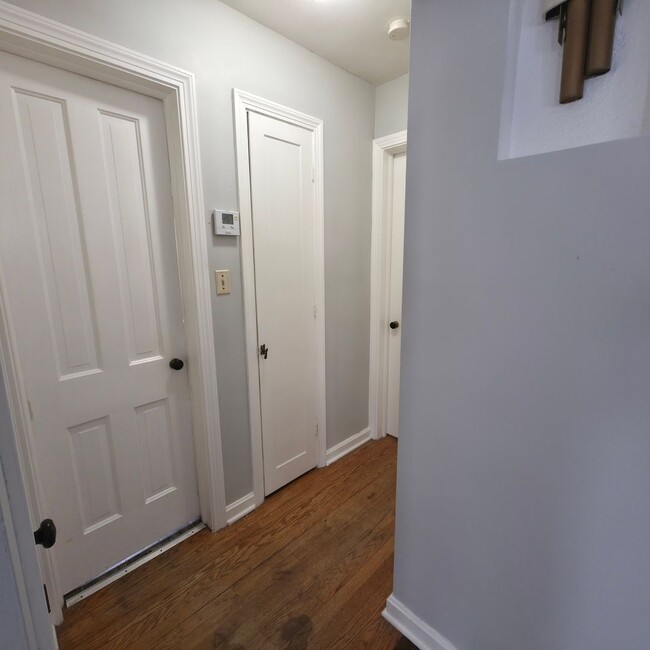 Building Photo - Single Family Home 2 beds 1 bath Available Now!