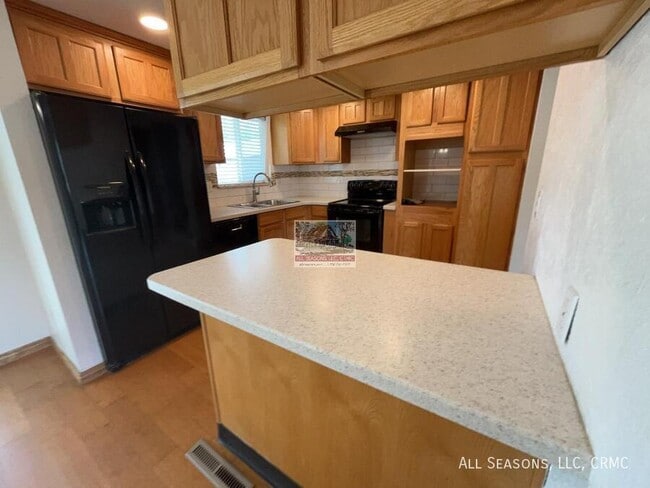 Building Photo - 4715 La Cresta Dr