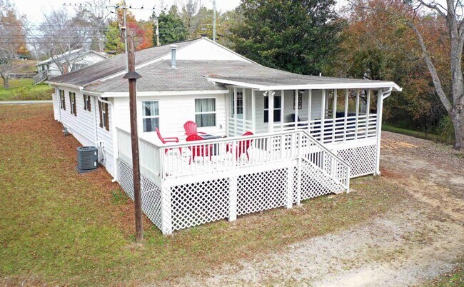 Foto del edificio - Furnished Stunning Trussville Farmhouse