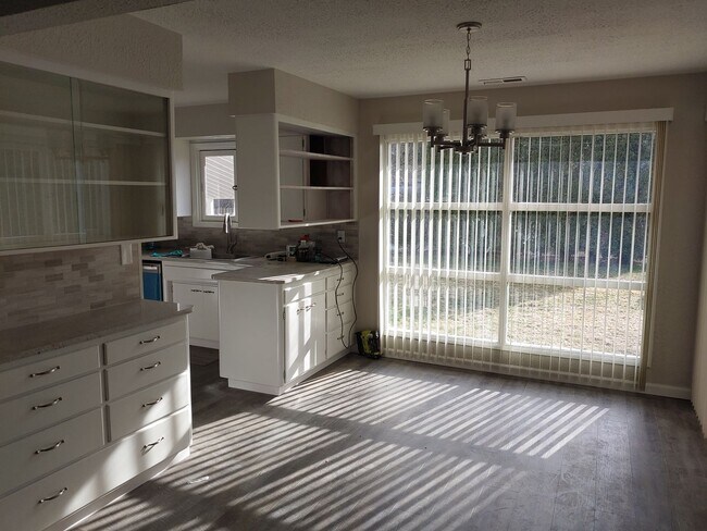 Foto del edificio - Spacious 4 Bedroom Home