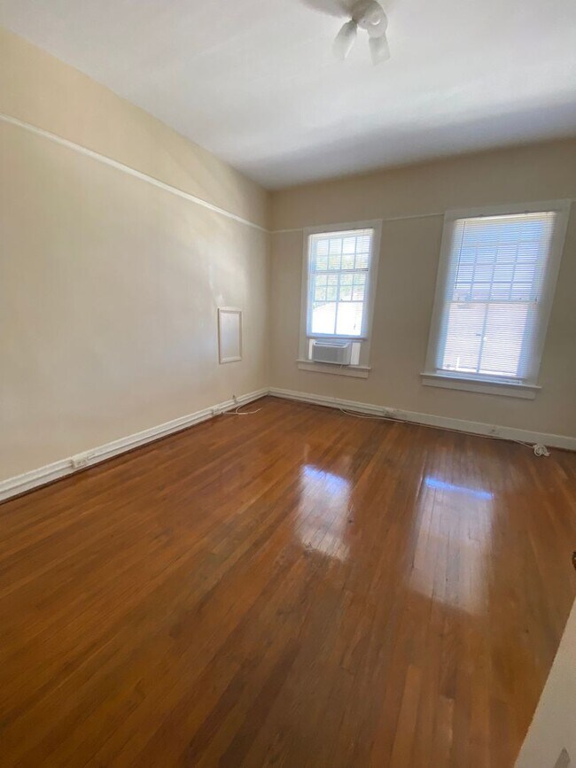 Foto del edificio - 2 Bedroom Available in the University Area!