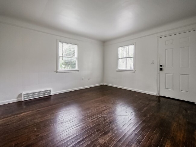 Building Photo - Welcome to this beautiful 2 bedroom, 1 bat...