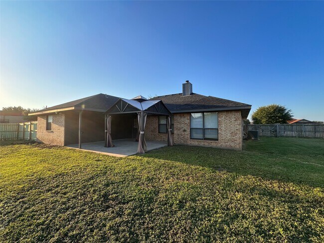Building Photo - 2701 Littlepine Dr