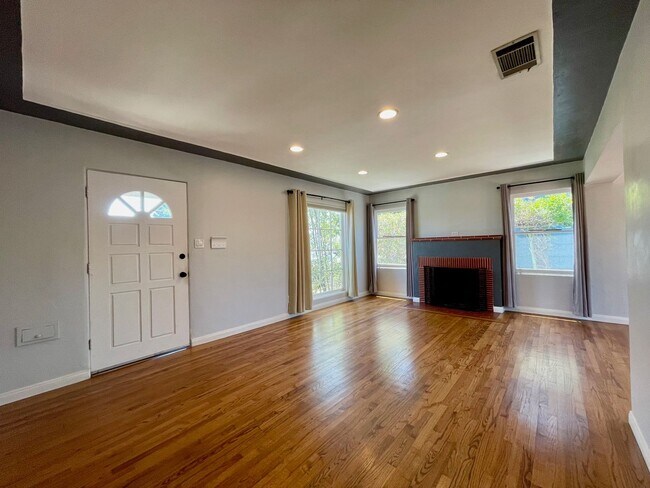 Building Photo - 3 Bedroom-2 Bathroom Single Story Home in ...