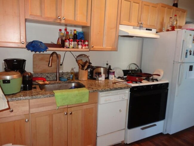 3 bed 1 bath condo with H & HW in Packard's Corner - 3 bed 1 bath condo with H & HW in Packard's Corner