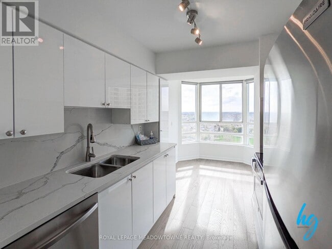 Building Photo - 50 Kingsbridge Garden Cir