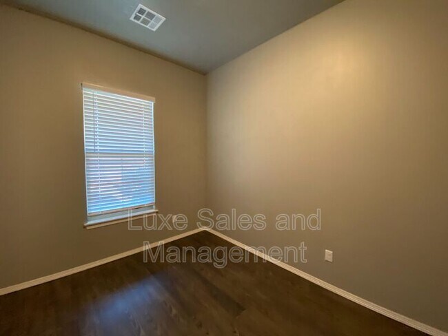 Foto del edificio - 7804 Meadow Lake Dr