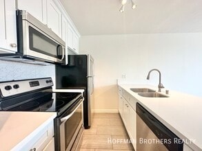 Building Photo - 724 N W Knoll Dr