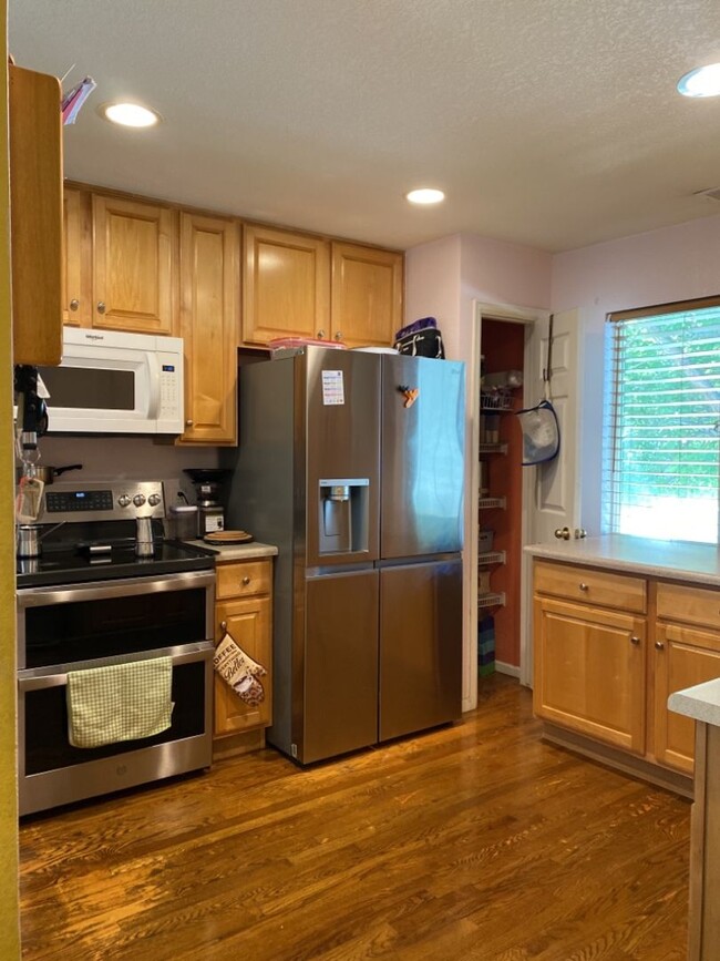 Building Photo - Cute Two-Story Home w/ One-Car Garage and ...