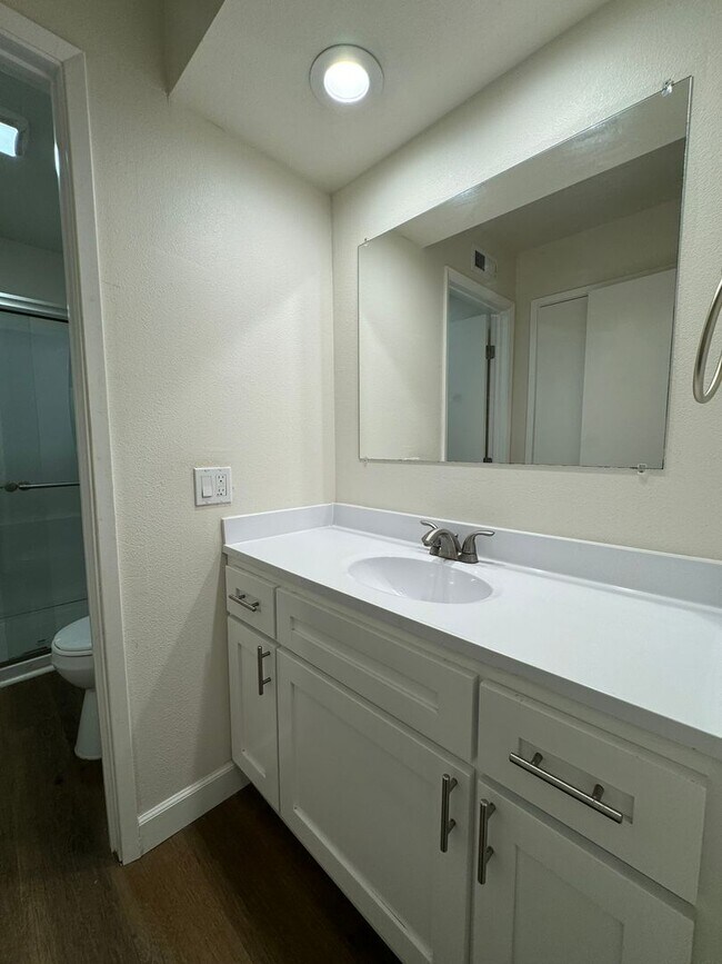 Foto del edificio - Modern 2 Bed, 2 Bath Condo with Loft in Or...